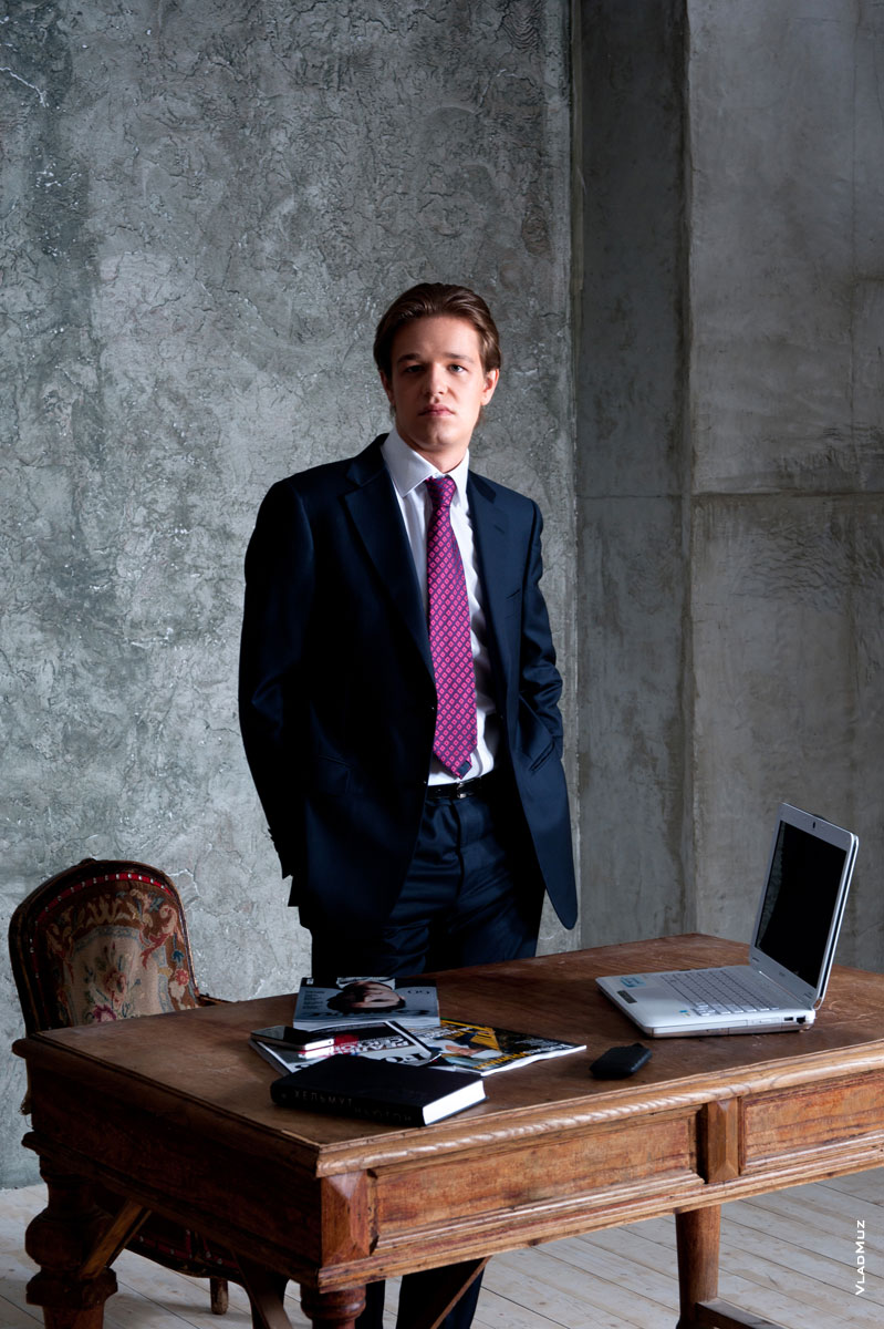 2-я серия делового портфолио. Фото делового мужчины в костюме, стоя перед столом с ноутбуком
