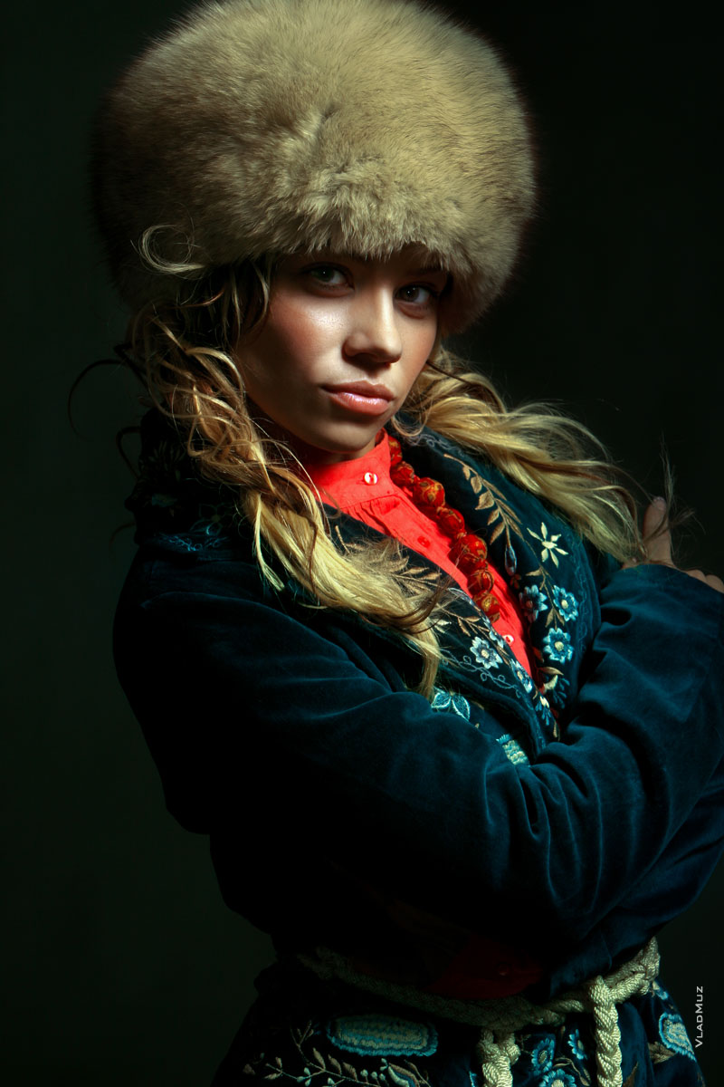 Фотопортрет радиоведущей Алисы Селезневой в меховой шапке