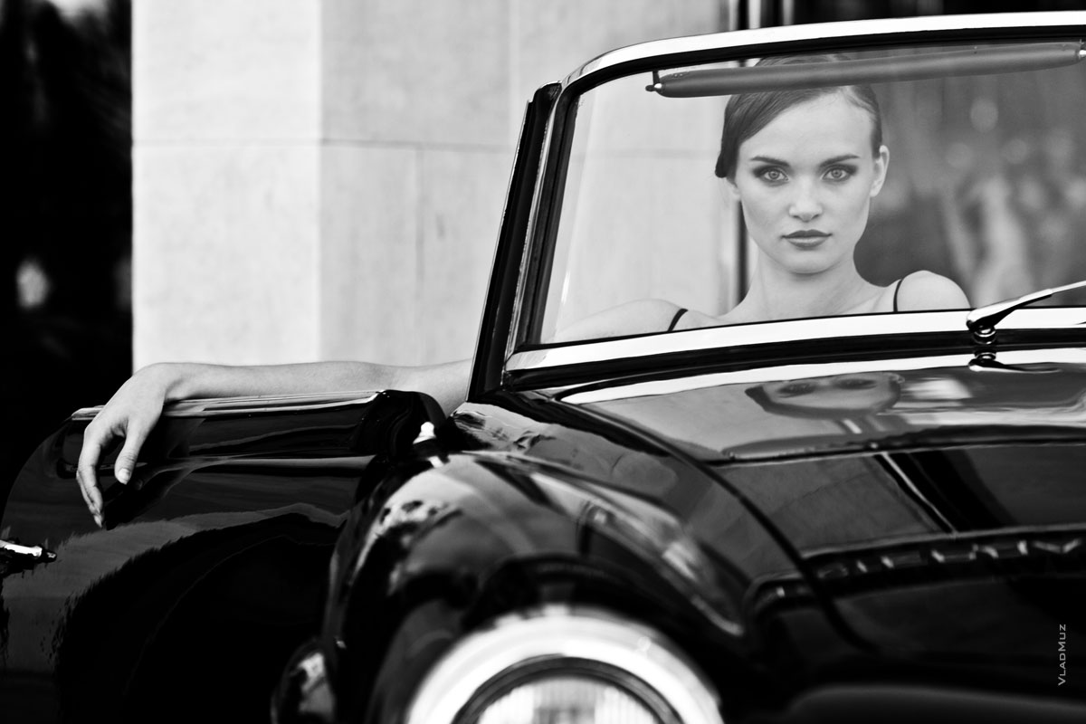 Черно-белое фото девушки-модели в кабриолете