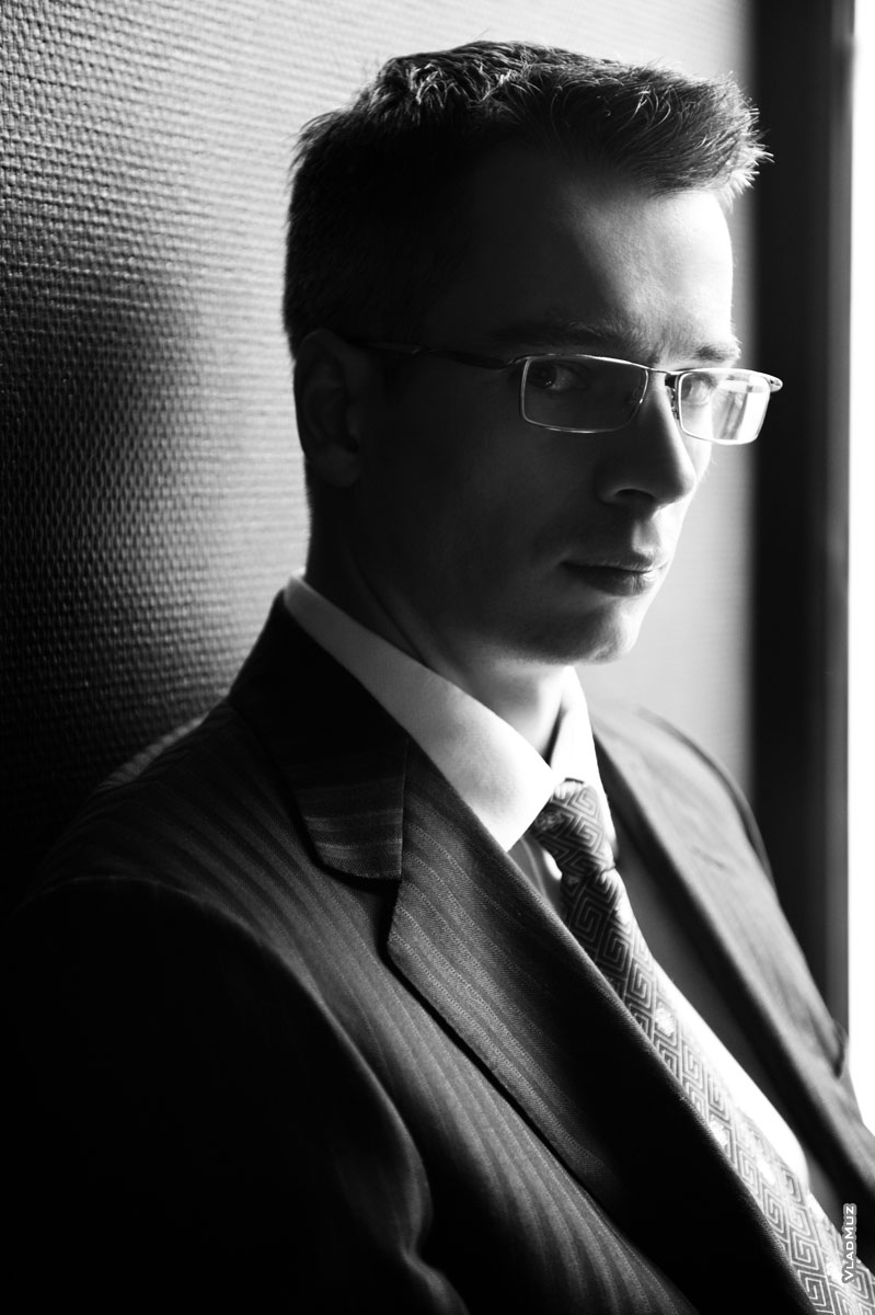 Фотопортрет мужчины в костюме, в очках, из мужского бизнес-портфолио