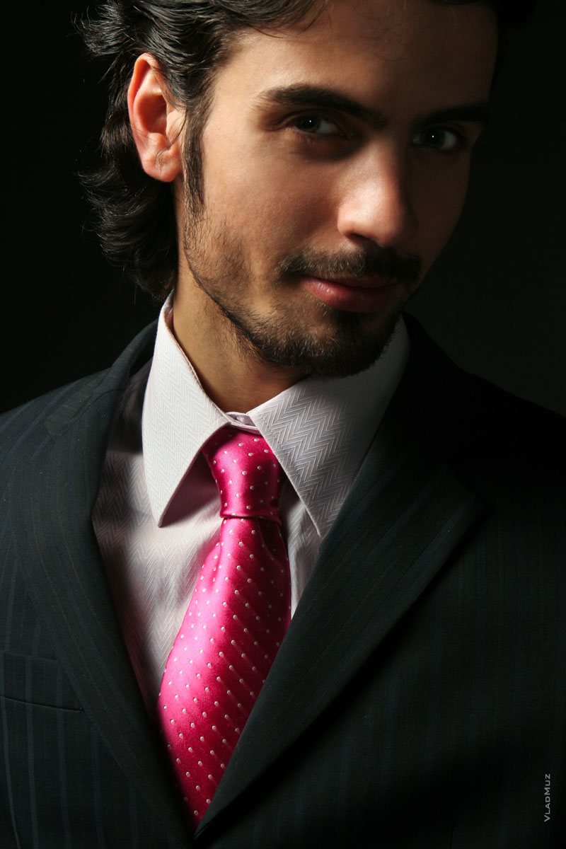 Модный мужской фотопортрет в костюме с галстуком из портфолио модели