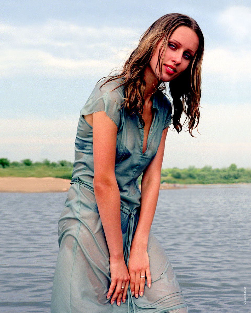 Фотография девушки в воде в мокром платье
