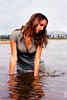 Фото девушки в мокром платье, сидя в воде