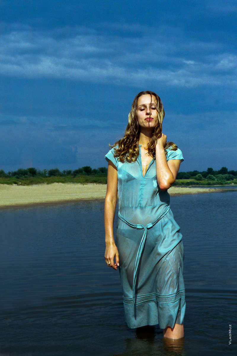 # 05 Фотография девушки в полный рост в мокром платье, стоя в воде на берегу реки