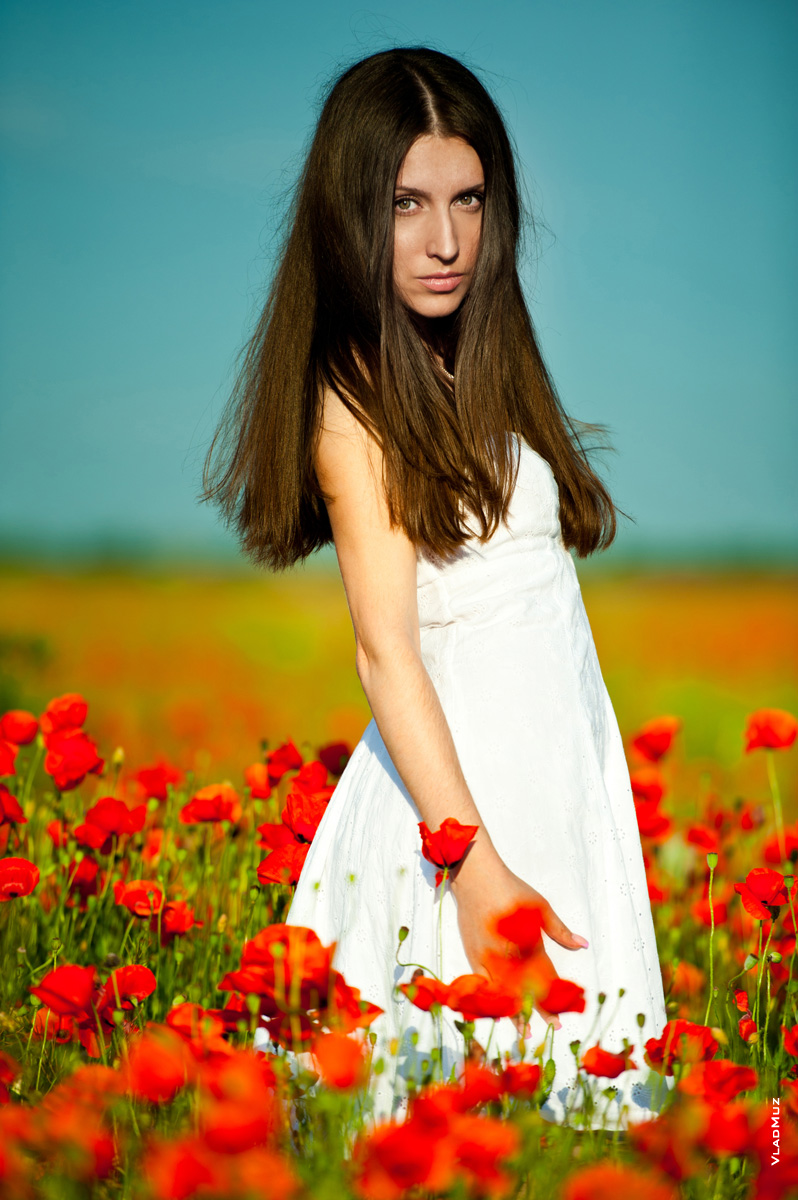 # 01 Фотография девушки-брюнетки в белом летнем платье на красном маковом поле