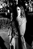 Черно-белое фото девушки на улице с тенью на пол-лица