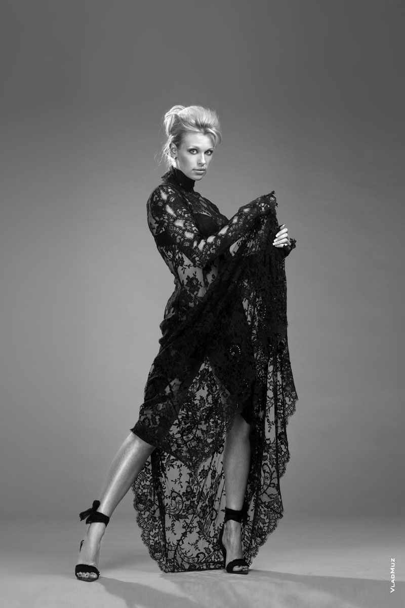 # 09 Фото Арины Маховой в шикарном платье в полный рост