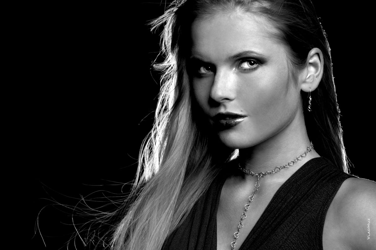 # 19 Горизонтальный черно-белый фотопортрет девушки на черном фоне с контровым светом