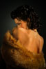 Художественный женский фотопортрет в мехах, фото девушки с обнаженной к зрителю спиной