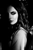 Черно-белый фотопортет девушки с макияжем «смоки айс» (smoky eyes): экспрессия света и тени на лице