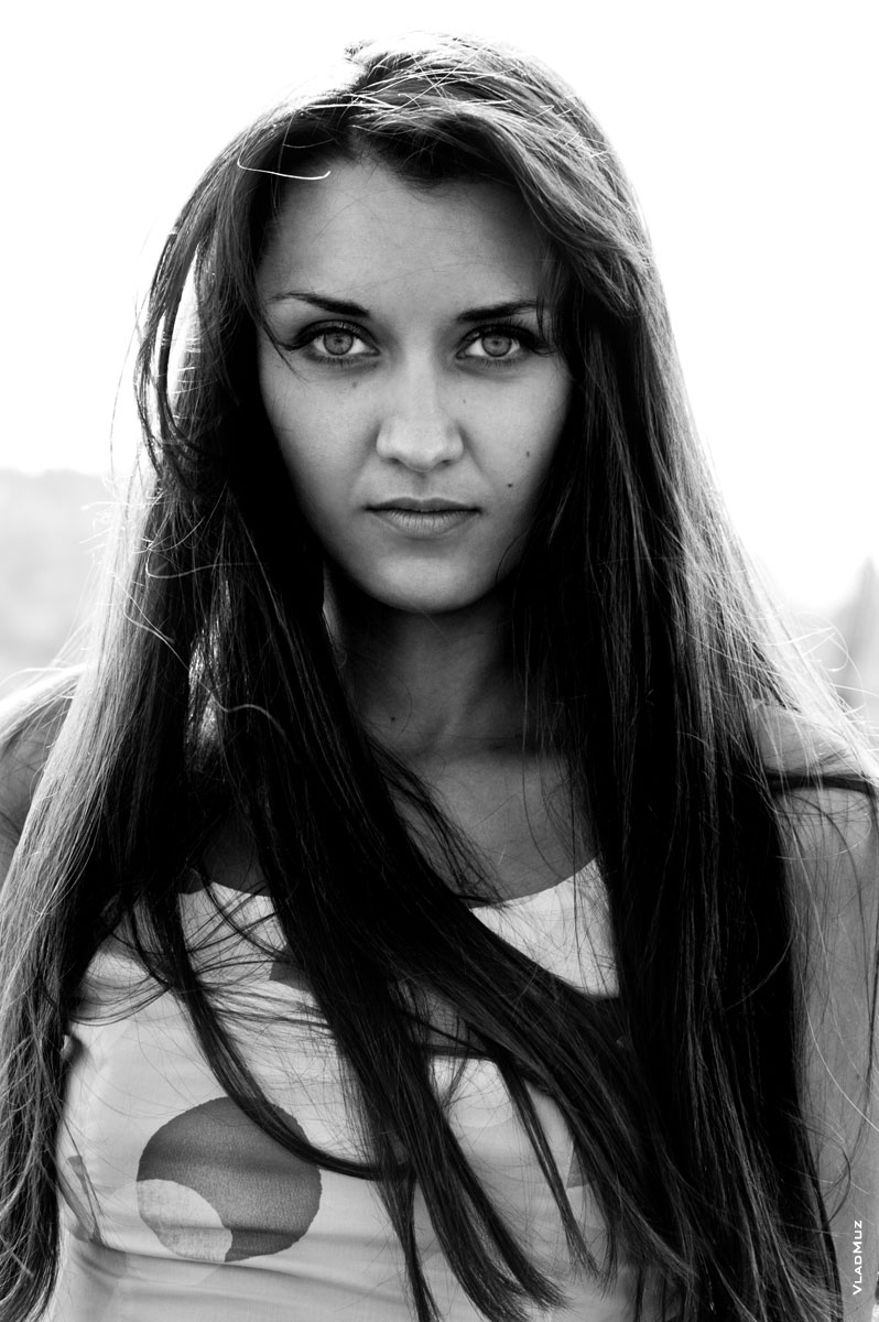 # 11 Черно-белый актерский фотопортрет девушки-брюнетки с длинными волосами, фото на улице, без ретуши