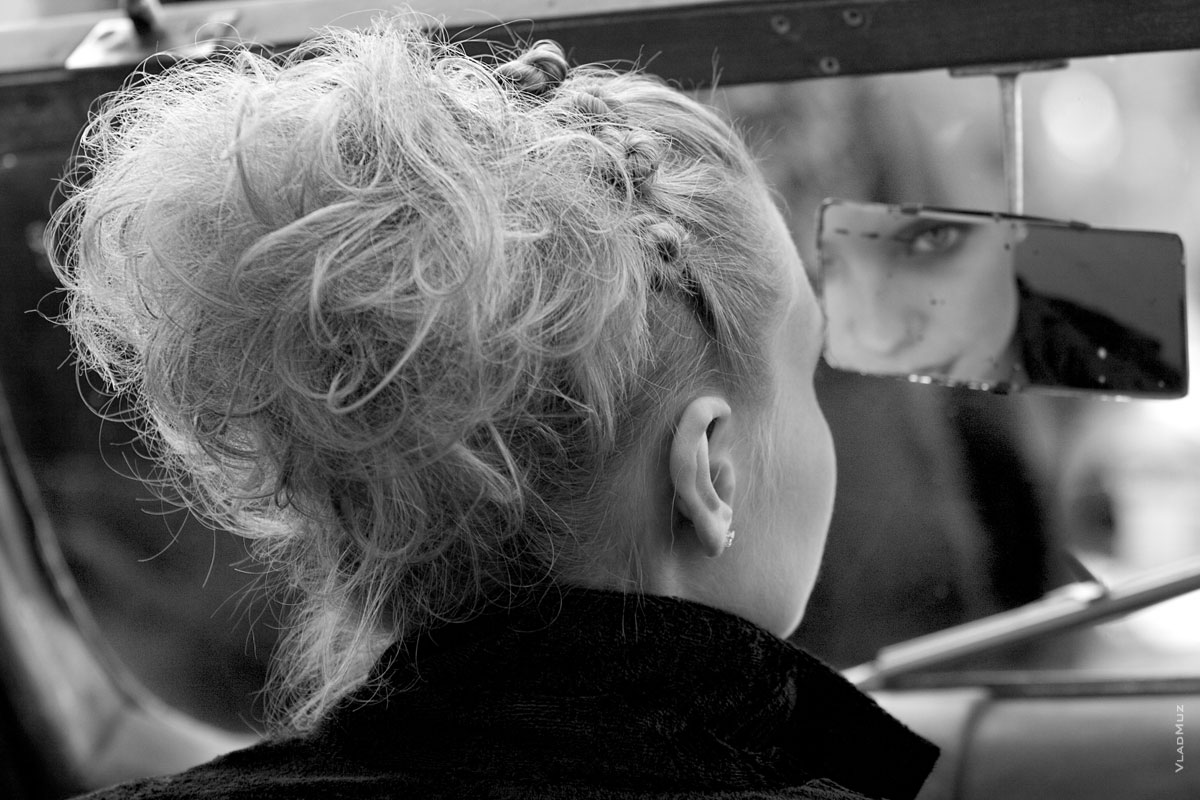 # 07 Фото девушки со спины в кабриолете и ее отражение в зеркале заднего вида