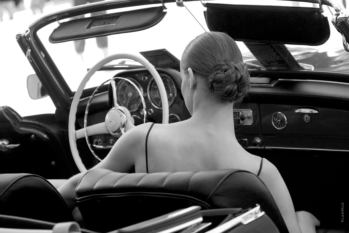 # 10 Черно-белое фото девушки со спины в старинном Мерседесе кабриолете