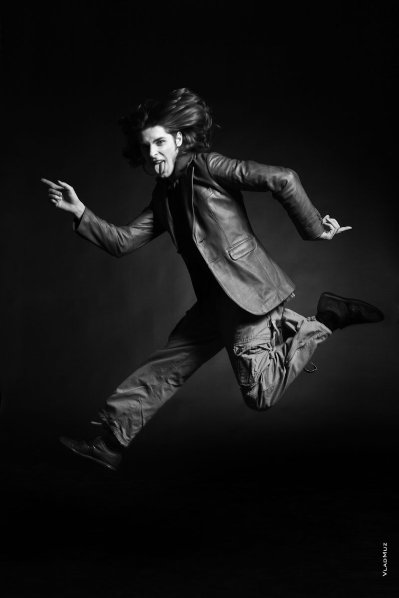 Студийное фото мужчины в прыжке