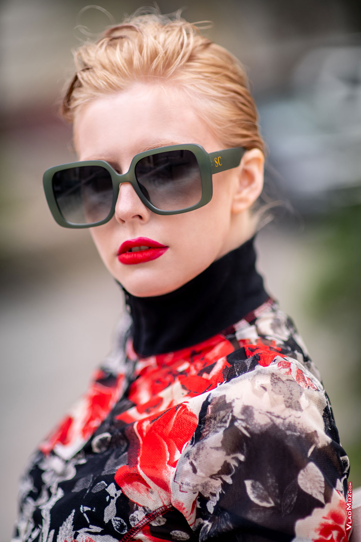Модный грудной фотопортрет девушки-модели в солнцезащитных очках на улице, образ в черно-красных тонах