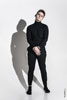 Фото мужчины-модели в черном в полный рост, на белой циклораме, с тенью на фоне, из мужского модельного портфолио