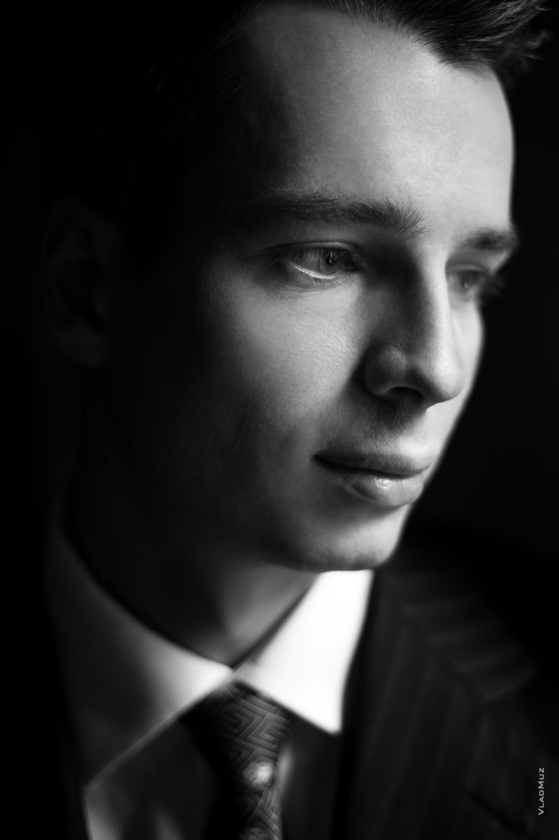 Черно-белый фотопортрет мужчины в костюме. Крупный план лица