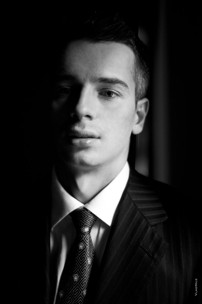 # 04 Черное-белый портрет мужчины для бизнес-портфолио