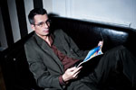 Фотография мужчины в пиджаке с журналом на диване из мужского портфолио
