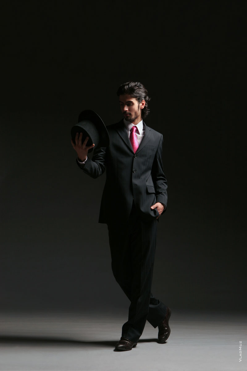 Фотография мужчины в костюме с галстуком в полный рост в студии