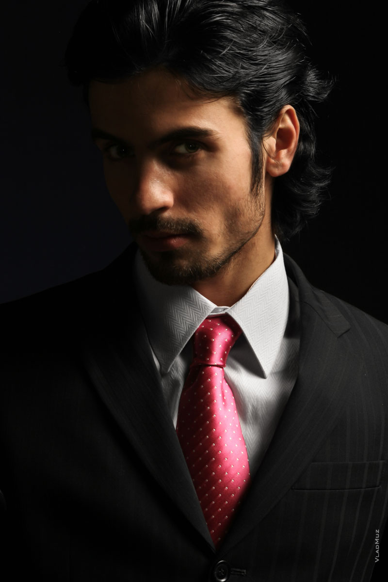 # 06 Рекламный мужской фотопортрет красивого мужчины в костюме с галстуком