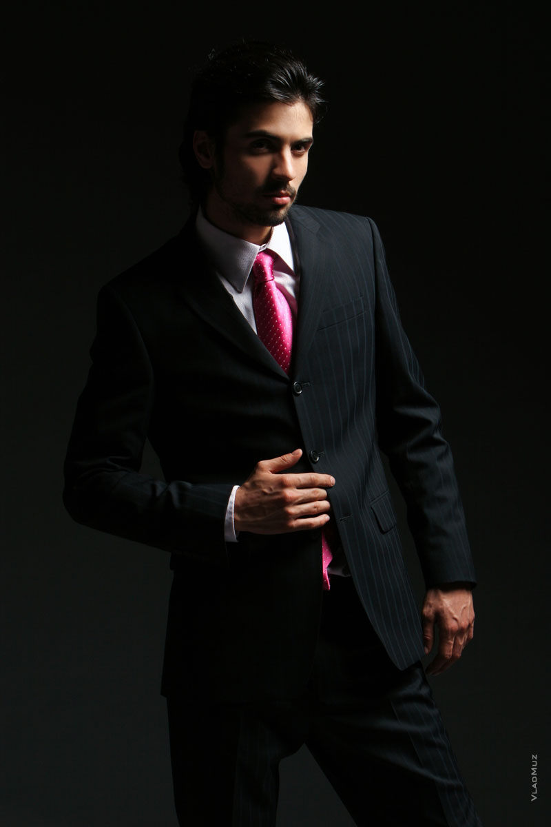 Фотография модного мужчины в костюме с галстуком из модельного портфолио