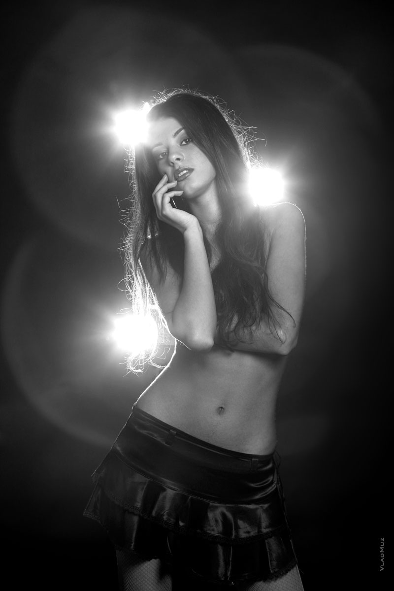 # 04 Модное фото девушки в студии на черном фоне из портфолио модели с 3-мя контровыми источниками света в кадре