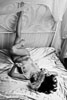 # 02 Фото сверху обнаженной девушки в маске, лежащей на кровати