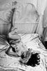 # 04 Фото обнаженной девушки с маской, лежащей в постели