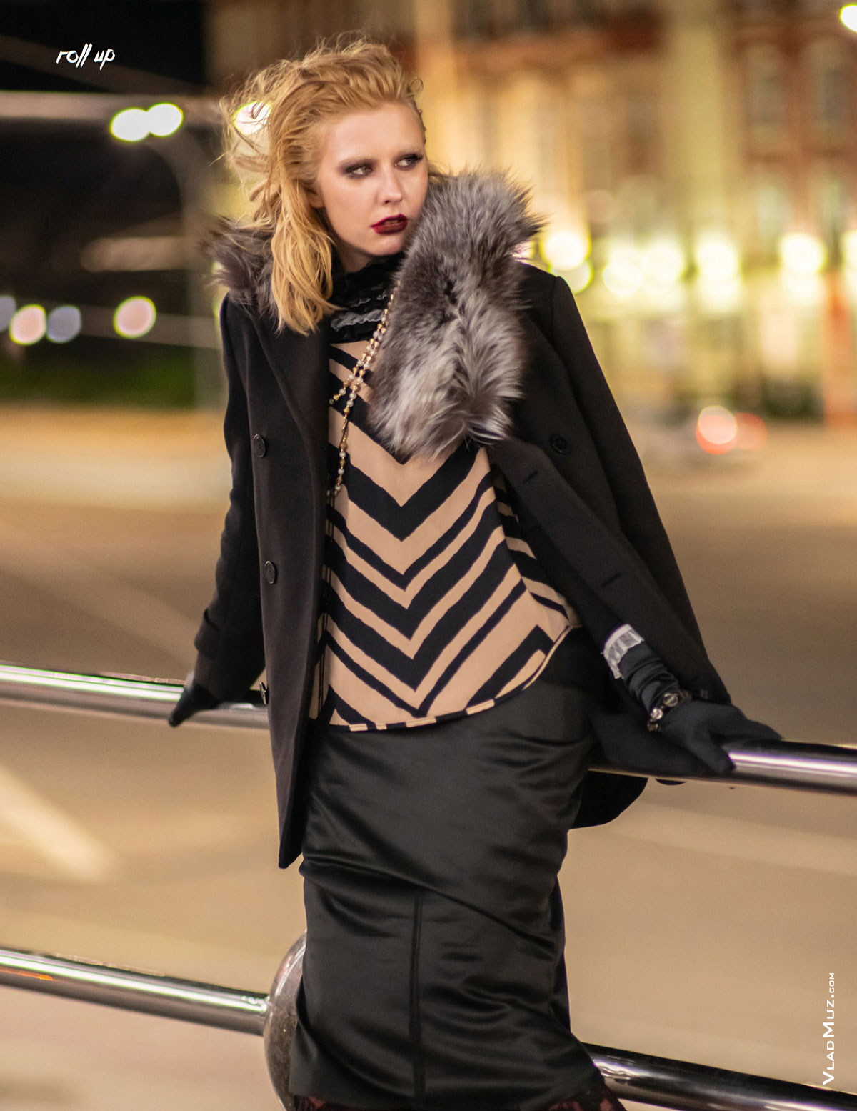 Фото девушки на фоне ночного города из серии модных фотографий для журнала Roll Up Magazine